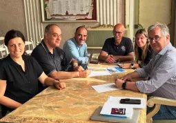 La firma della convenzione con il sindaco, Marco Gallo, il presidente di Datameteo educational, Paolo Caraccio, la assessora Beatri Aimar e gli altri componenti della giunta